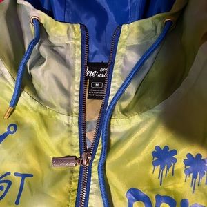 This is a trifted winter breaker .